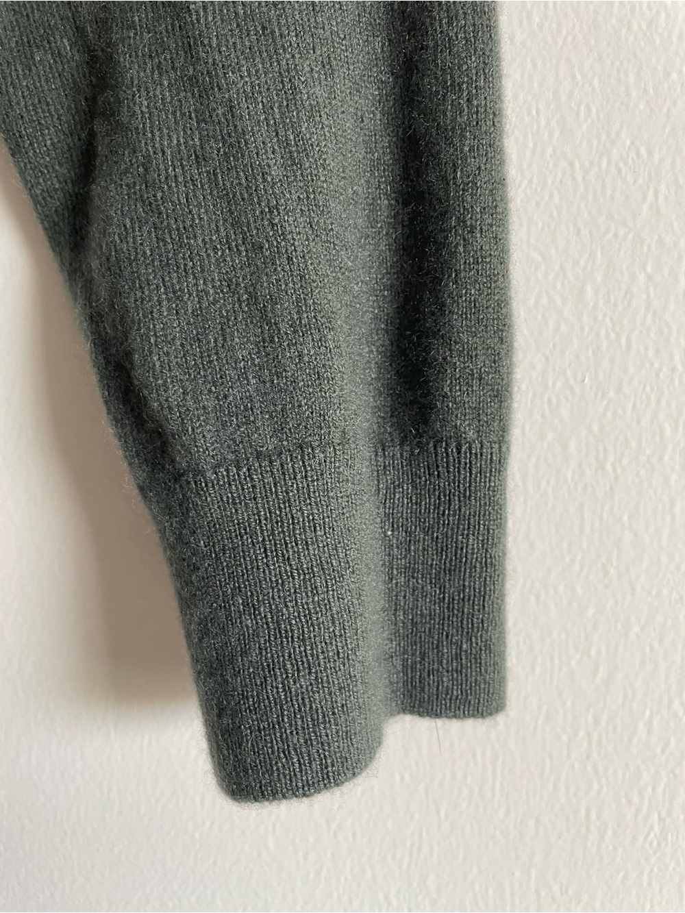 Quince Men's Mongolian Cashmere V Neck Sweater Moss Green Quiet Luxury - Picture 4 of 8